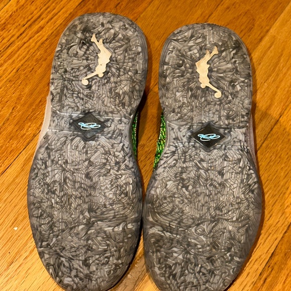 Lebron 20s Size 1 boys - Picture 4 of 5